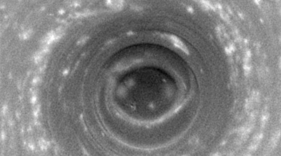 Глаз Сатурна
Над южным полюсом Сатурна бушует еще один тайфун, захвативший почти сорок километров пространства. Как и описанная выше Роза Сатурна, этот шторм не покидает своего насиженного места.