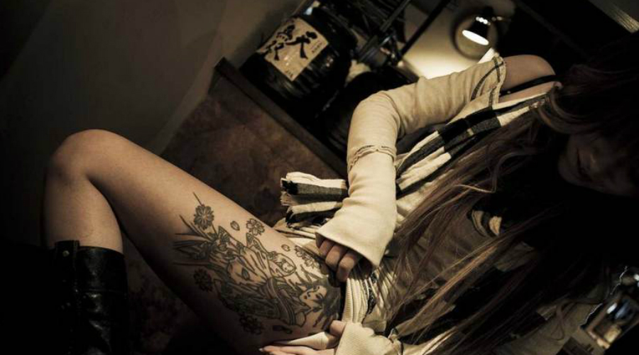 Жены якудза носят татуировки
Жены членов организации играют незначительную роль в повседневных делах бизнеса. Однако бывают случаи когда женщины делают еще один шаг на пути преданности делу и покрывают свое тело татуировками. Такие жены участвуют в делах мафии наравне с мужчинами.