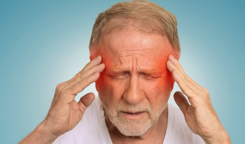 Приступы головной боли
Внезапный приступ резкой головной боли после физической активности предупреждает об опасности. Иногда боль появляется и вовсе без причин — игнорировать этот признак не стоит ни в коем случае.