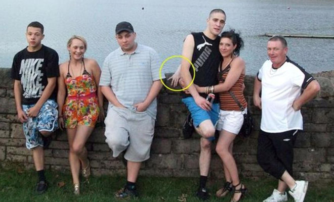 На семейном фото обнаружили странную руку, которая вылезла позади людей
